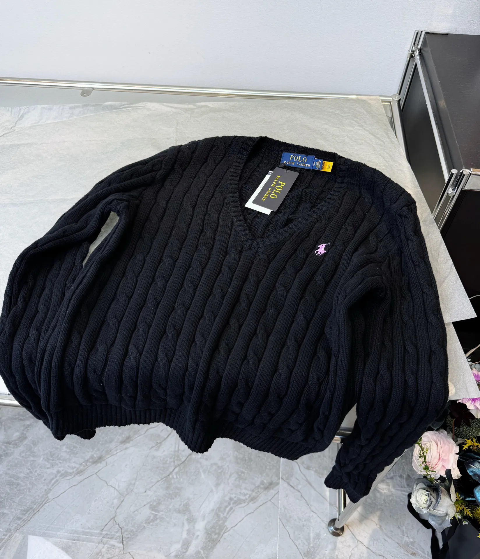 🅿️220 Style number: L04 (black) Ralph Lauren RL classic war horse logo embroidered cable pattern twist button V-neck knitted sweater on the chest, same style for men and women, 9 colors Color: beige, navy, black, chick yellow, sky blue, khaki, red, gray, purple Size: XSSML M Shoulder Width 36 Clothes Length 58 Bust 44 L Shoulder Width 37 Clothes Length 60 Bust 46 Soft and glutinous🧶🫶The style is a very classic cable sweater American retro college style Perfect hand comfort. It is a must-have item for spring, autumn and winter wardrobes. It looks great when worn alone or layered as an inner wear. High-density LOGO embroidery on the chest, and original customization of tag accessories. Made of pure cotton yarn 🧶 blended with wool, pure cotton is skin-friendly and comfortable, small label war horse embroidered twist turtleneck sweater 🐎 high quality. Follow the blogger to learn how to wear it! Let’s get a Ralph Lauren cable sweater. It’s a super hard-to-find series after it became popular. It’s hard to find one on the official website. It’s simple and practical to wear, with a lazy and loose feel. The thickened fabric has a more texture, soft and delicate feel, and a loose fit. Whether worn alone or layered, you can wear different styles of fashion with just one piece. ⚠️Contains wool products🦙 Pay attention to the washing method to avoid shrinkage